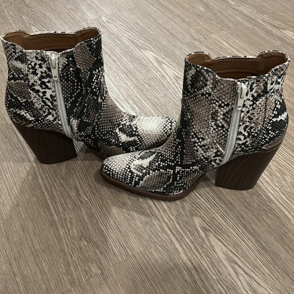 NWOB Snakeprint Booties - Picture 4 of 9
